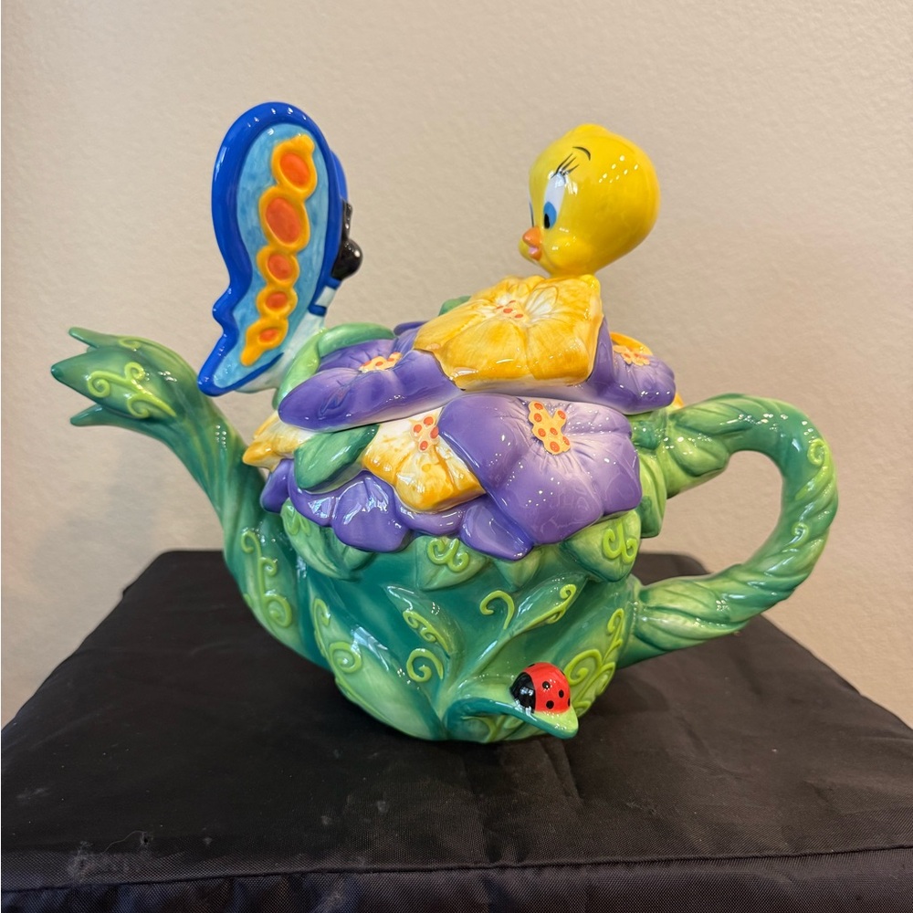 Warner Bros. Enchanted Garden Tweety Bird Ceramic Teapot .